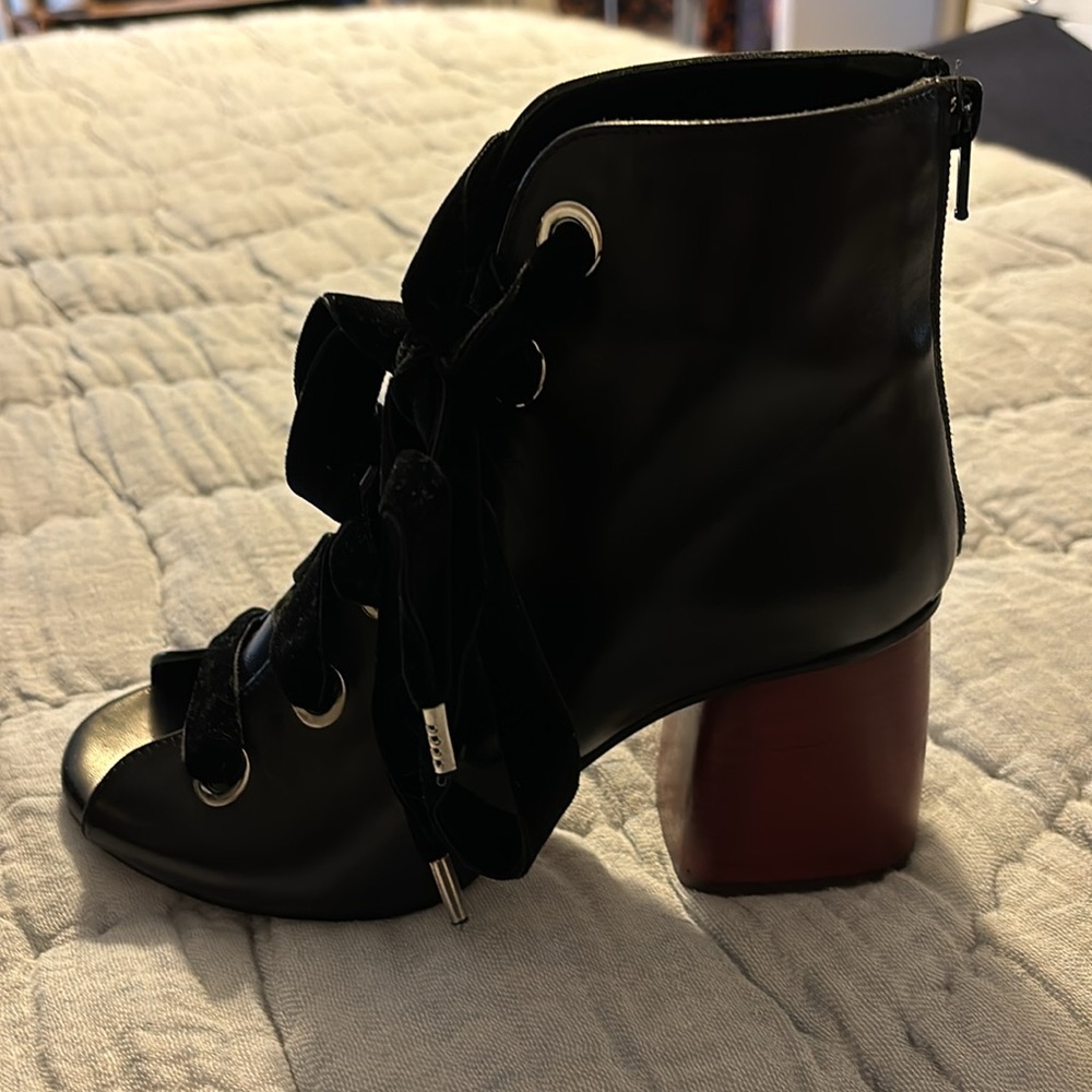 Axel brand peep toe bootie size 6 - Picture 2 of 7